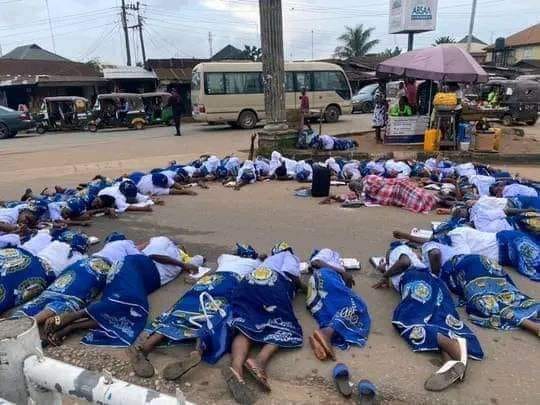 women-praying-for-Abia